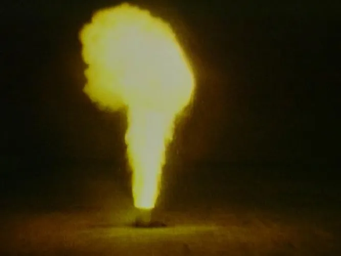 Fuego, 1982 (fotograma Súper 8). Roman Signer.