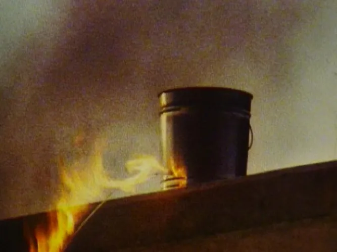 Cubo con gasolina, 1984 (fotograma Súper 8). Cámara Peter Liechti. Roman Signer.