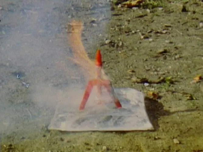 Cojín de gasolina con cohete, 1987 (fotograma Súper 8). Roman Signer.